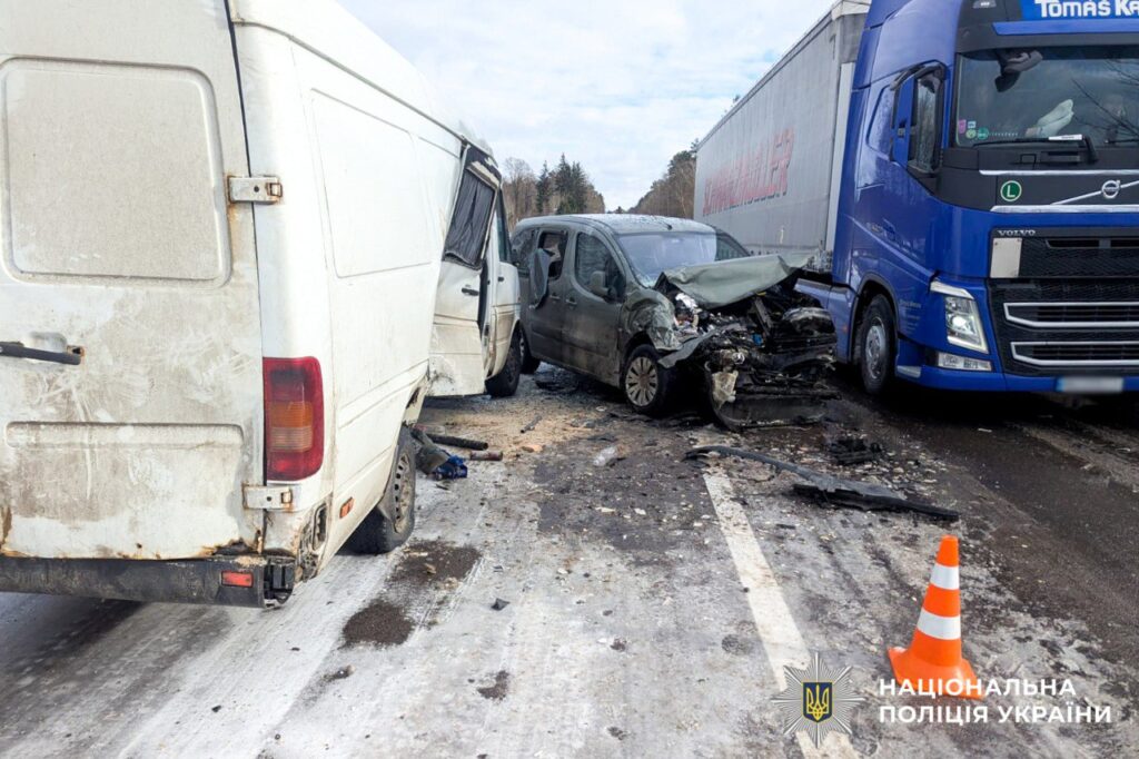 Серйозна ДТП поблизу Рівного: травмувалася 33-річна пасажирка 1