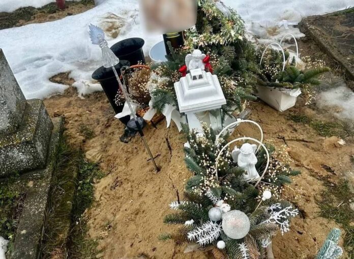 Обікрала дитячу могилу