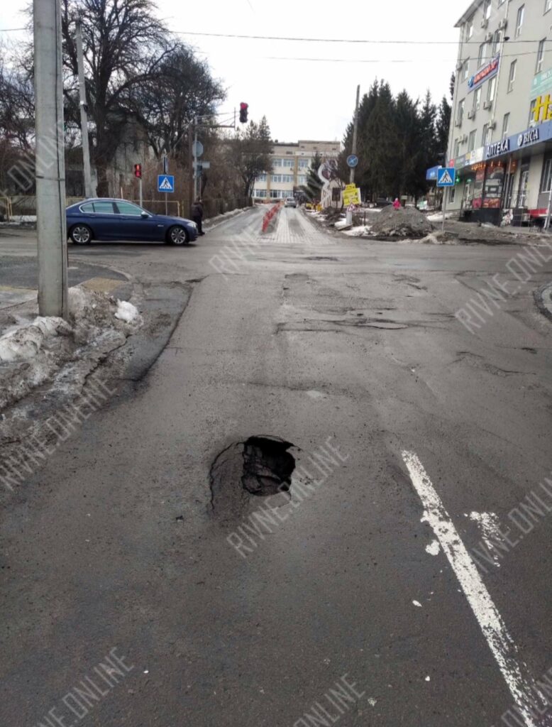 У Рівному біля лікарні утворилася глибока яма на дорозі: є ризик ДТП (ОНОВЛЕНО) 1