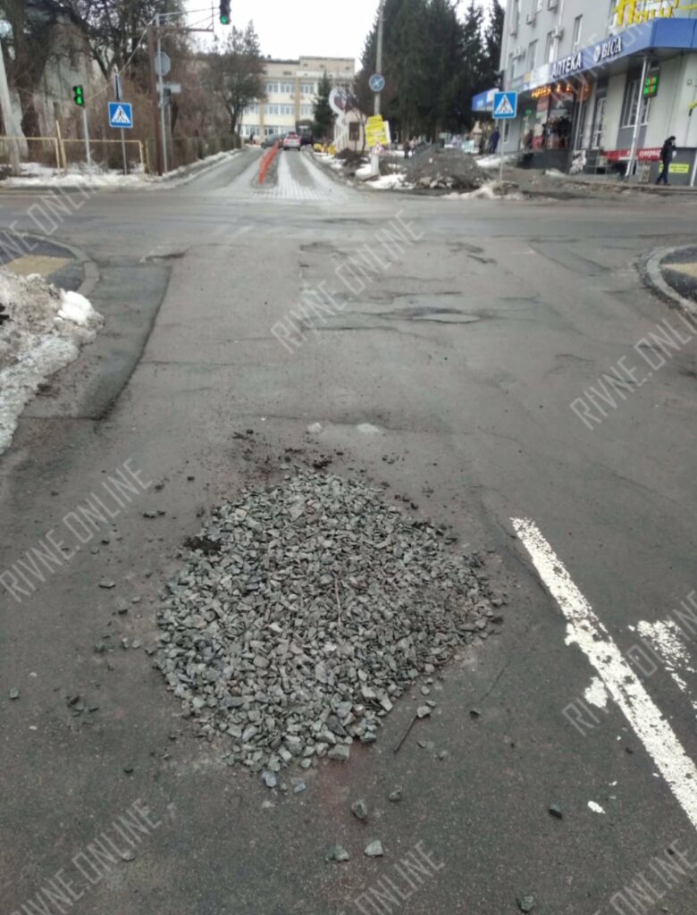 У Рівному біля лікарні утворилася глибока яма на дорозі: є ризик ДТП (ОНОВЛЕНО) 4