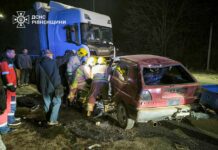 ДСНС показала, як деблокувала водія після серйозної ДТП у Тараканові деблокувала водія після серйозної ДТП