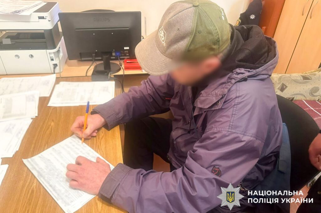 біля стели загиблого Героя пошкодив корзину з квіт