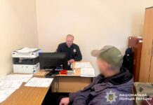 У Рівному на майдані Незалежності чоловік пошкодив квіти біля стели Героя пошкодив квіти біля стели Героя