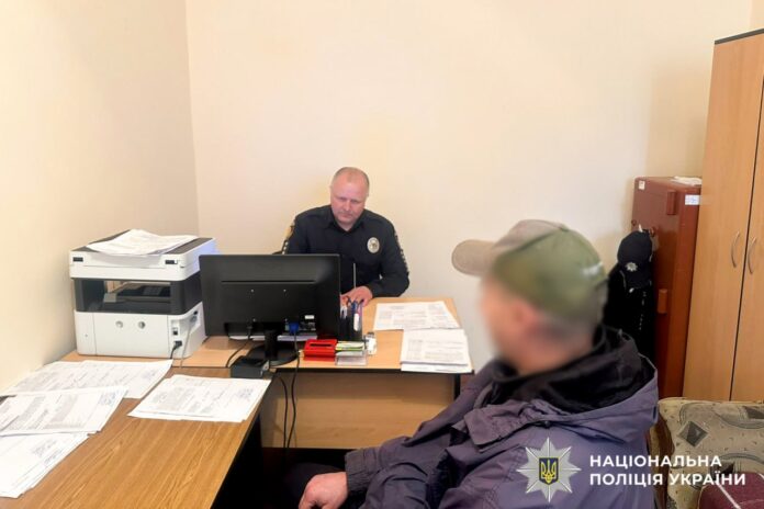 пошкодив квіти біля стели Героя