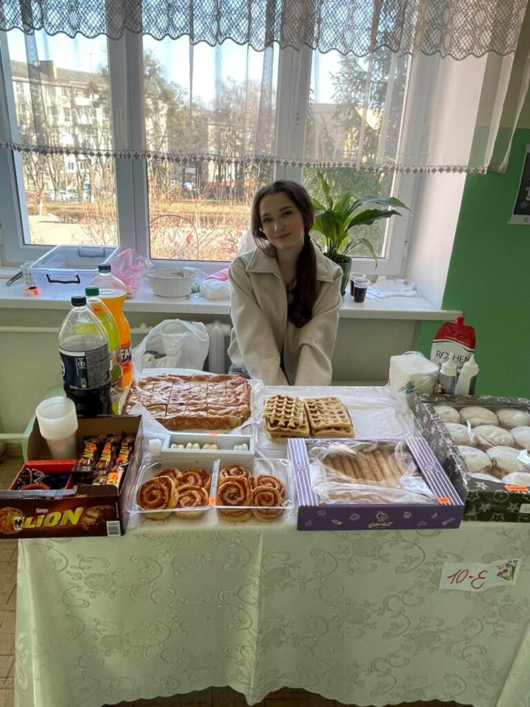 Понад 100 тисяч за день: ліцей у Рівному продовжує збирати кошти для ЗСУ 2 Благодійний ярмарок у Рівному