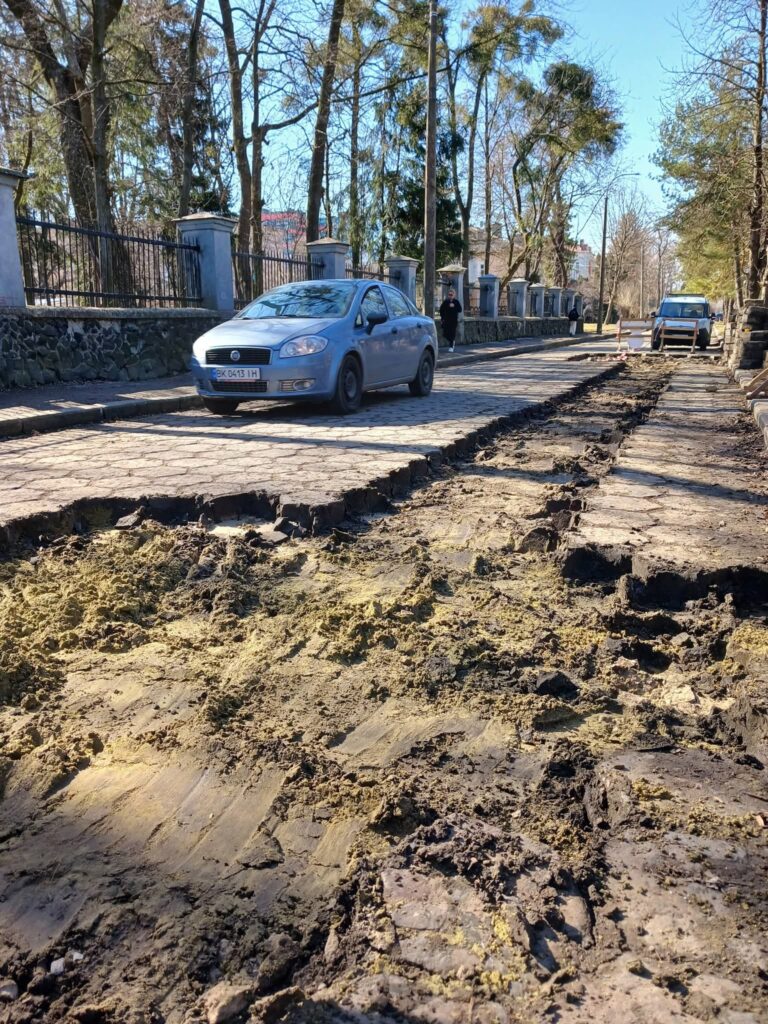 Демонтаж бруківки біля краєзнавчого музею у Рівному: причина (ФОТО) 1