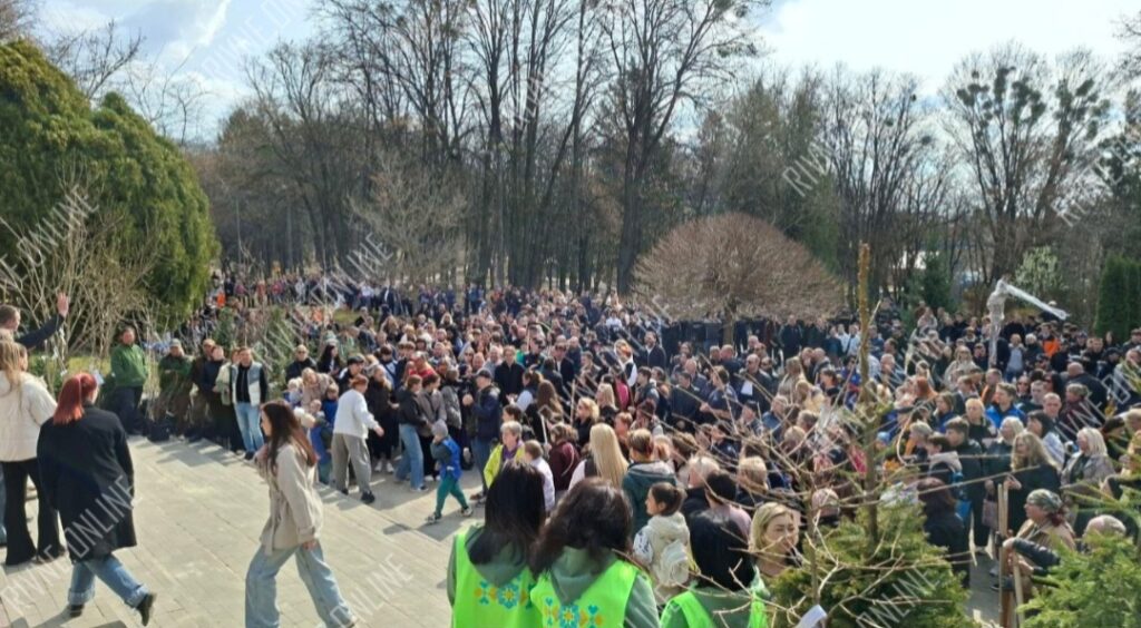 «Екоп'ятниця» у Рівному: сотні людей зібралися у парку Шевченка (ФОТО/ВІДЕО) 5 Екоп'ятниця у Рівному
