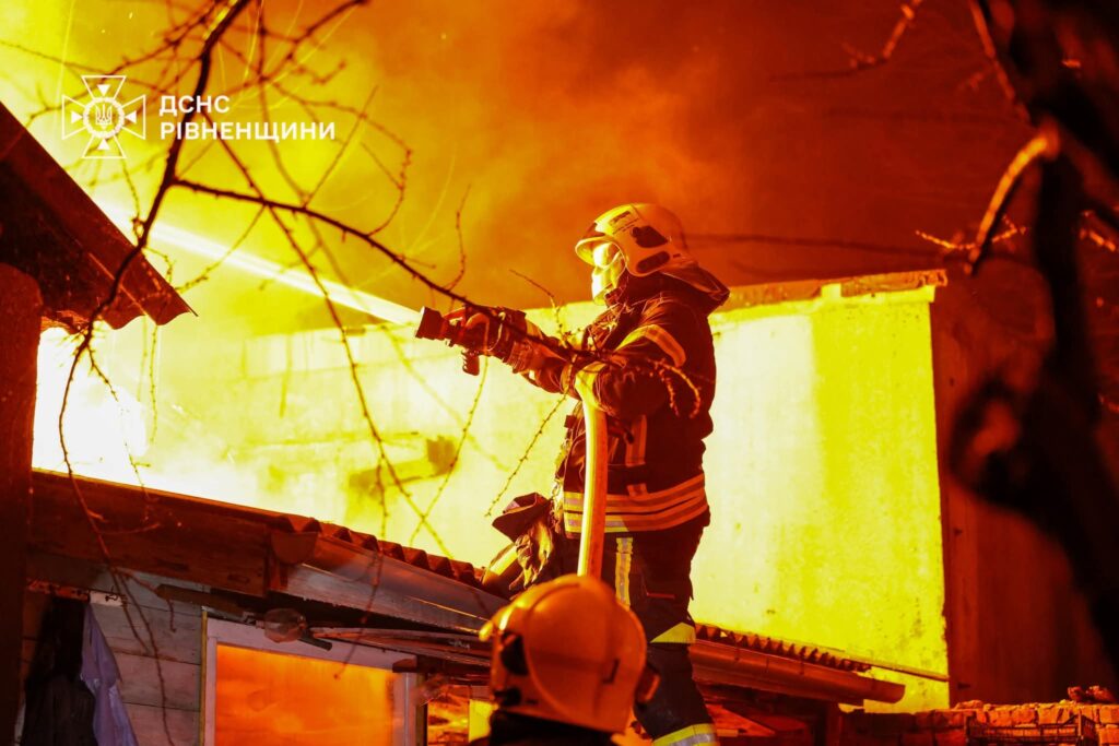Масштабна пожежа у Рівному: 25 рятувальників ліквідували загрозу сусіднім будинкам 4 Горить будинок рівне