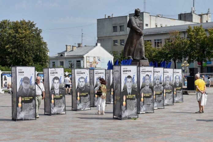 річницю з дня народження Тараса Шевченка, 9 березня, майдан Незалежності рівне