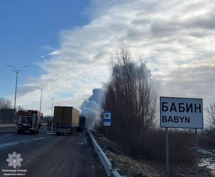 Перекрито рух, пожежа у Рівненській області 2 березня 2026