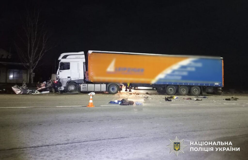 Загинуло подружжя внаслідок зіткнення легковика і фури у Рівненській області 1