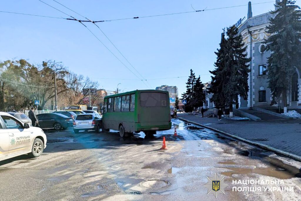 ДТП у Рівному: зіткнулися маршрутка і легковик (ФОТО) 1