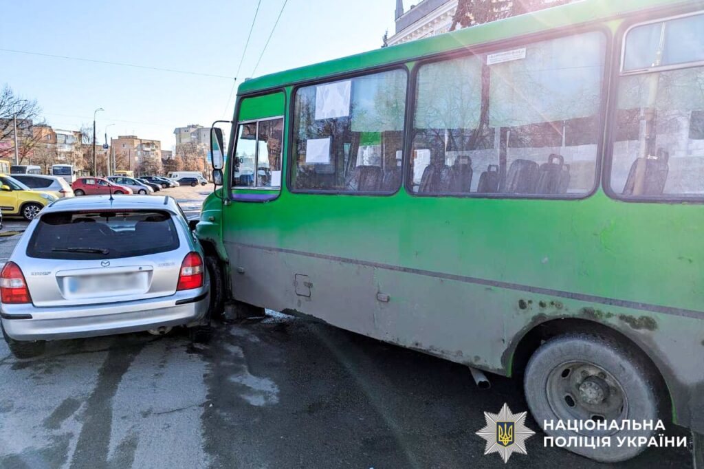 ДТП у Рівному: зіткнулися маршрутка і легковик (ФОТО) 2