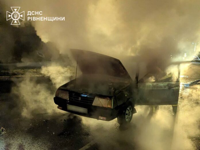 У Здолбунові горів автомобіль У Здолбунові горів автомобіль
