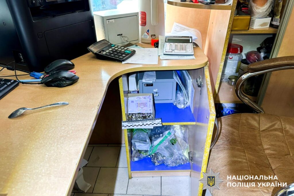 Магазин у Рівному обікрали на 100 тисяч гривень: деталі 3 Магазин у Рівному обікрали 1