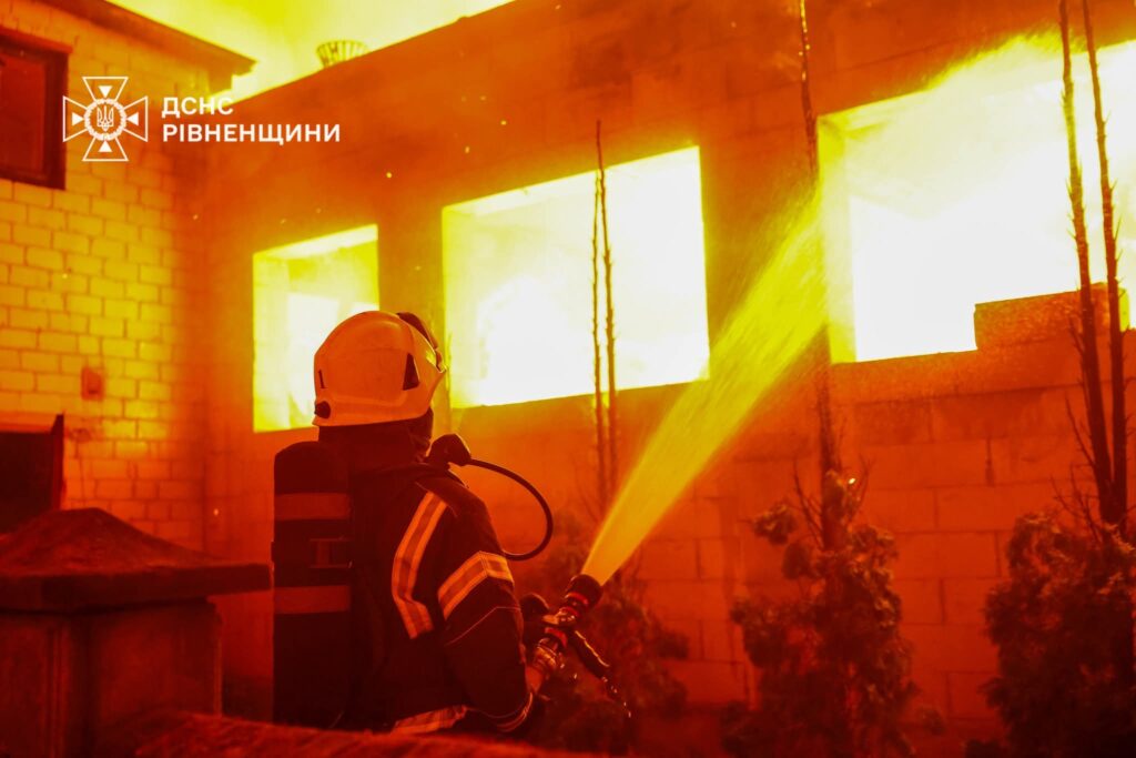 Масштабна пожежа у Рівному: 25 рятувальників ліквідували загрозу сусіднім будинкам 1 Масштабна пожежа у Рівному