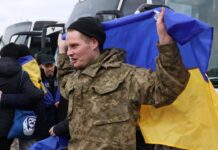 Ще 300 українських захисників повертаються додому з російського полону