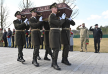 До столиці з Рівненської області привезли тіло неопізнаного солдата Поховали неопізнаного солдата