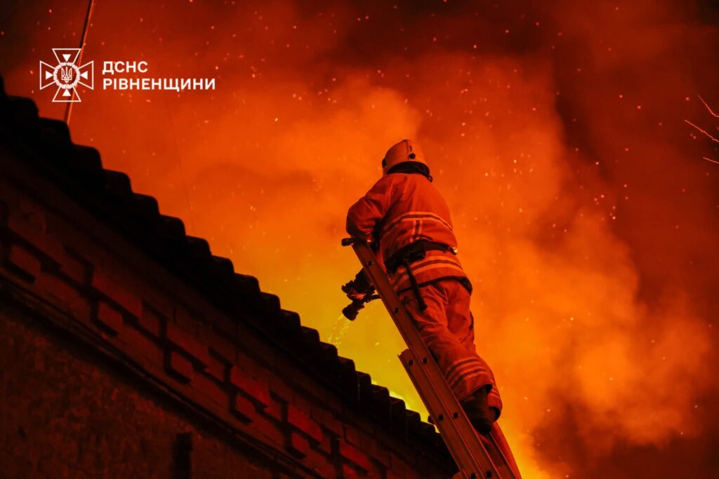 Масштабна пожежа у Рівному: 25 рятувальників ліквідували загрозу сусіднім будинкам 3 Пожежа Саймона Сміта рівне