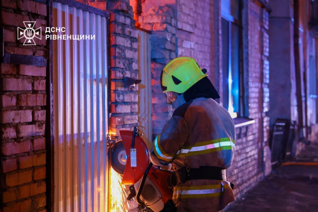 Масштабна пожежа у Рівному: 25 рятувальників ліквідували загрозу сусіднім будинкам 2 Пожежа у Рівному