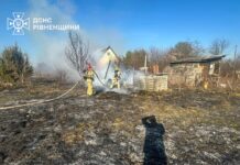Через сухостій згоріли дві будівлі у Рівненській області: попередження рятувальників пожежа від сухої трави