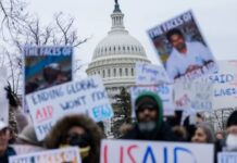 Протести в США під гаслом «Без королів»: тисячі людей виступили проти політики Трампа Протести в США