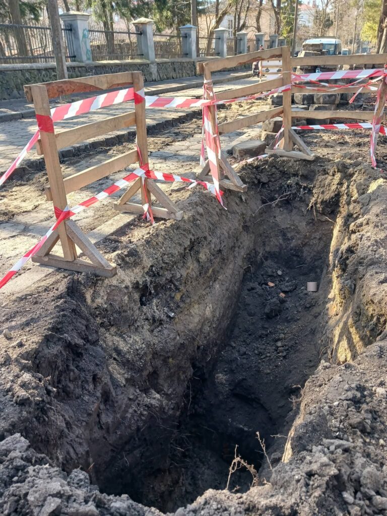Демонтаж бруківки біля краєзнавчого музею у Рівному: причина (ФОТО) 2