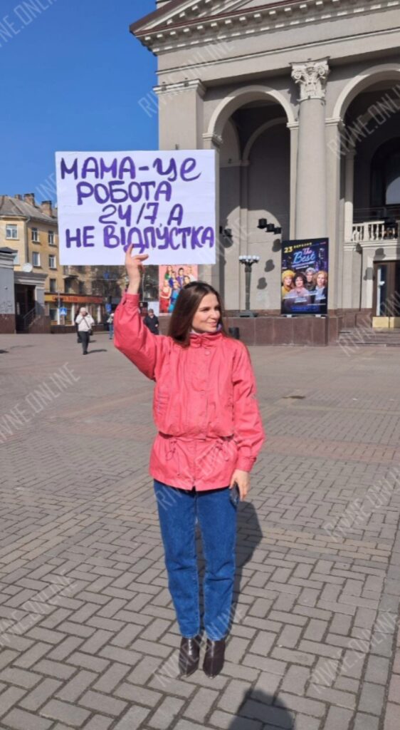 Хода жінок у Рівному 8 березня: мирна акція за права матерів в Україні 3