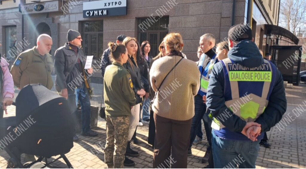 Садочок №16 у Рівному: містяни зібралися, щоб його не закрили (ФОТО/ВІДЕО) 1