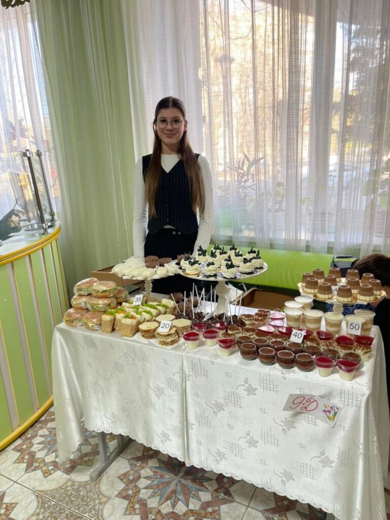 Понад 100 тисяч за день: ліцей у Рівному продовжує збирати кошти для ЗСУ 3 Ярмарок у ліцеї Рівного для ЗСУ