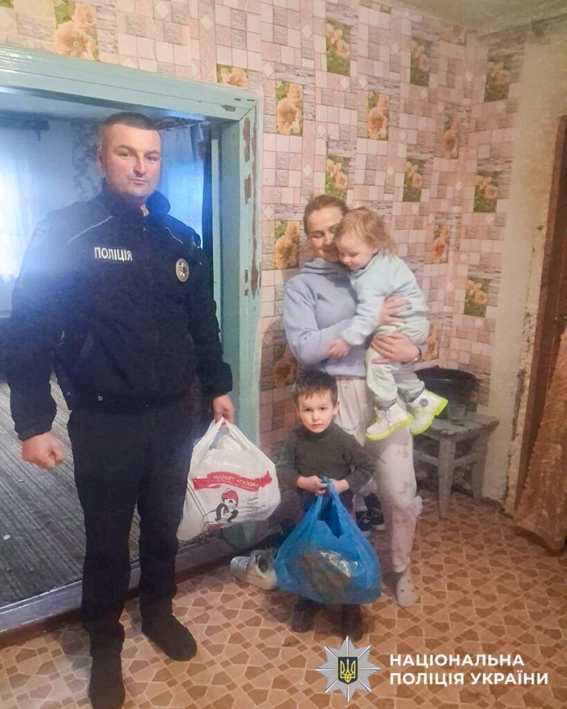 Напередодні Великодня рокитнівські поліцейські відвідали родини, які опинилися у складних життєвих обставинах 5