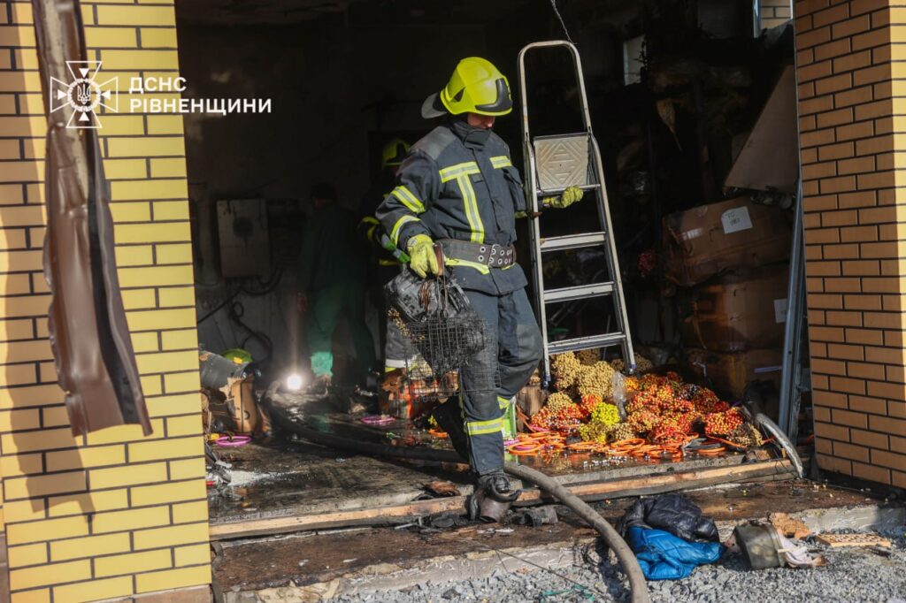 Пожежа та вибух у Рівному 2 квітня: є постраждала (ФОТО) 3 Наслідки вибуху акумуляторів у Рівному на Макарова