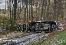 Двох людей госпіталізували після ДТП у Рівненському районі: деталі від ДСНС ДТП у Рівненському районі