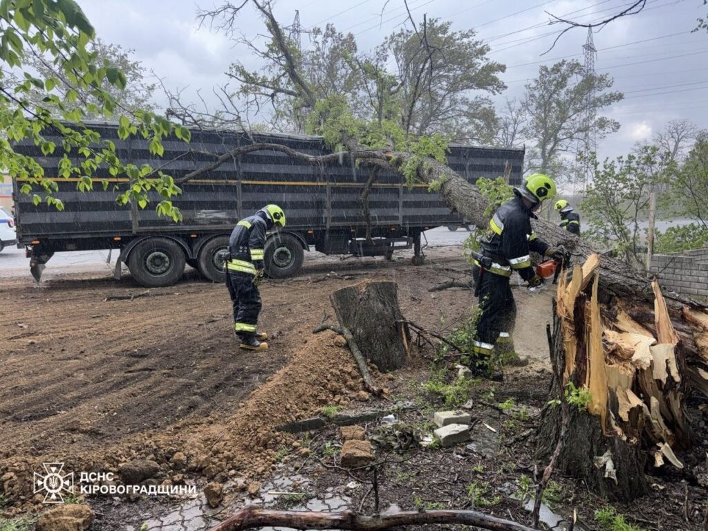 Смертельна негода в Україні: у 13 областях ліквідовують наслідки шторму 3 Негода в Україні 26 квітня