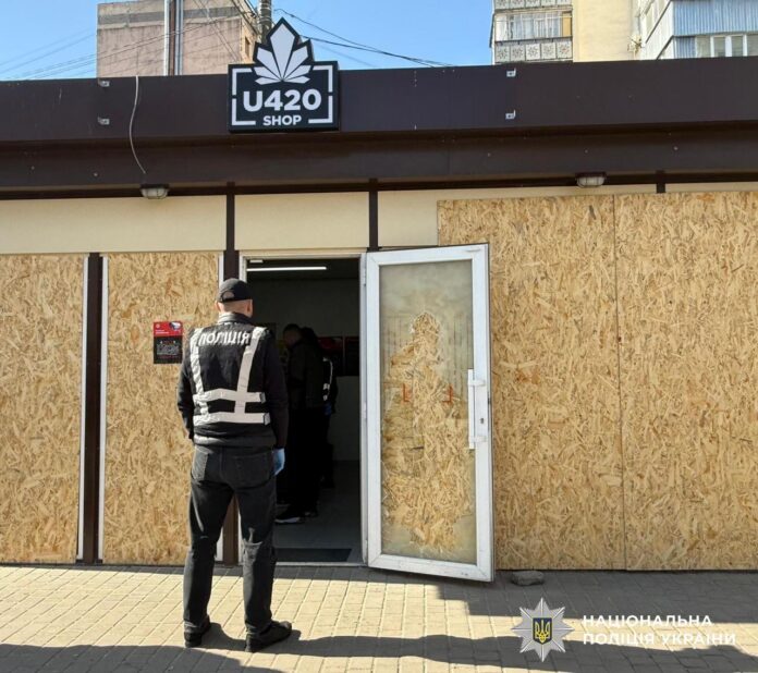 Обшуки у магазинах U420 робота поліції Обшуки у магазинах U420