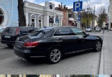 У Рівному патрульні притягнули до відповідальності водійку за незаконне паркування на місці для осіб з інвалідністю