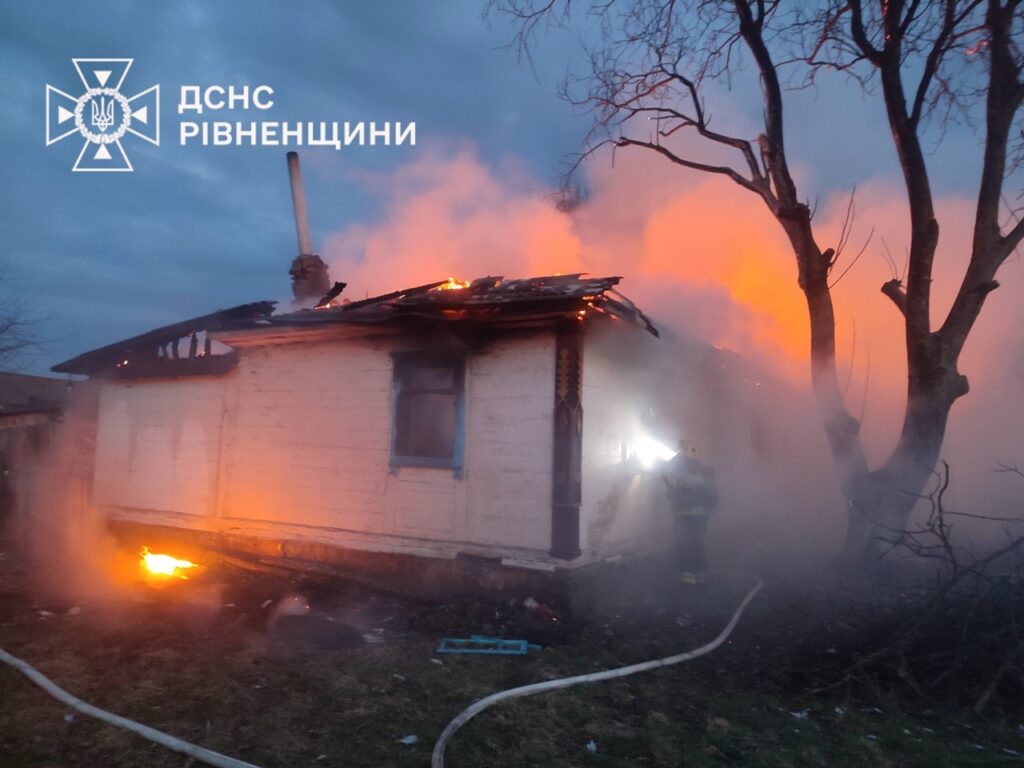 На Рівненщині рятувальники декілька годин гасили масштабну пожежу: є жертви 1 під час пожежі на Рівненщині загинуло двоє людей