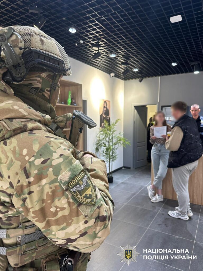 Обшуки у магазинах U420 через підозру у наркоторгівлі: деталі від поліції 2 Поліція в мережі магазинів U420
