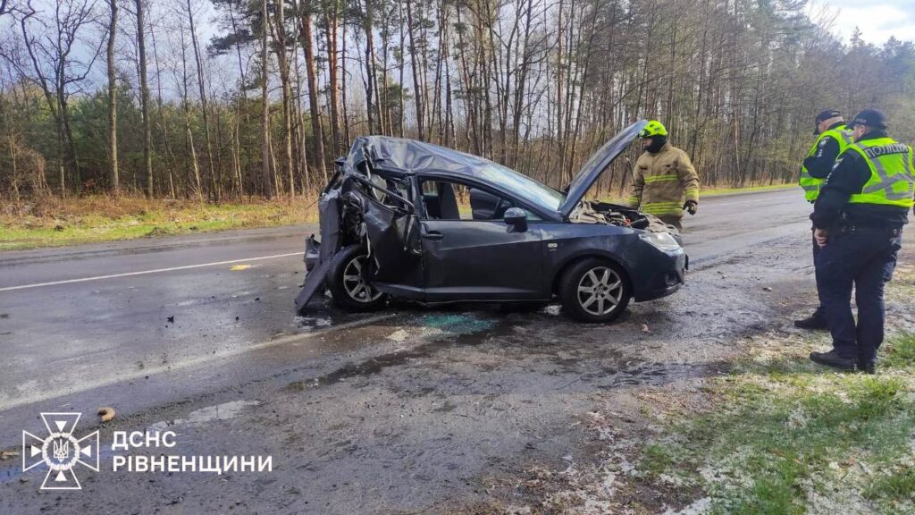 Понівечене авто після аварії