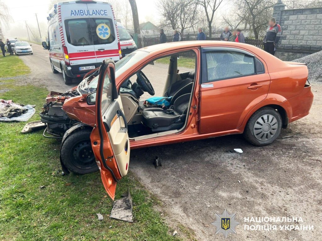 ДТП у Рівненському районі: 22-річна водійка врізалася в електроопору, постраждали сестри 1 Повалена бетонна електроопора