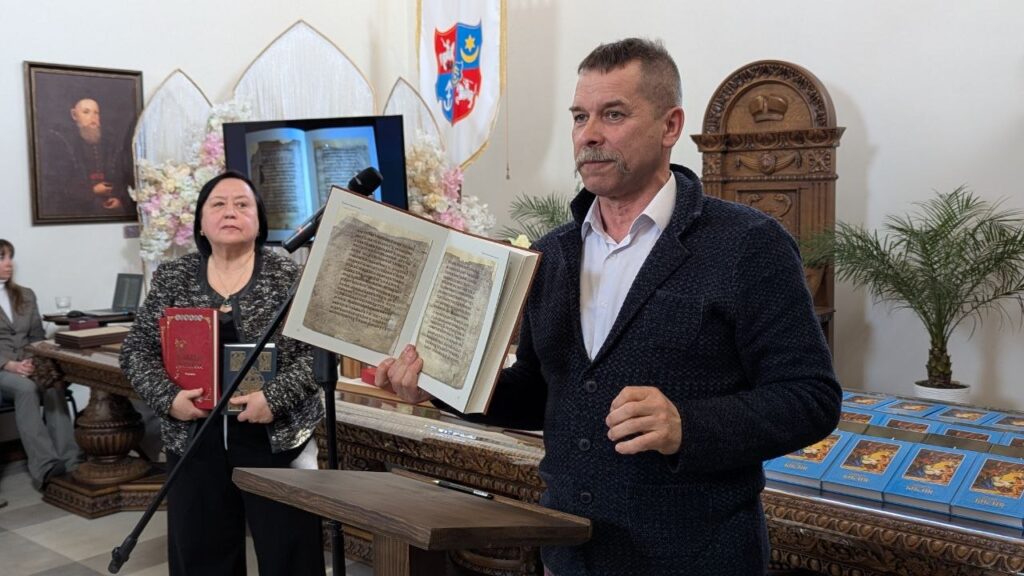 На Рівненщині показали одну з найдавніших книг України, створену у Софії Київській 3 Презентація Турівське Євангеліє