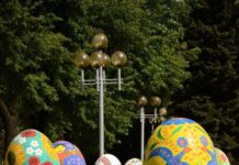 Напередодні Великодня у центрі Рівного традиційно встановлять писанки Писанковий сад у Рівному