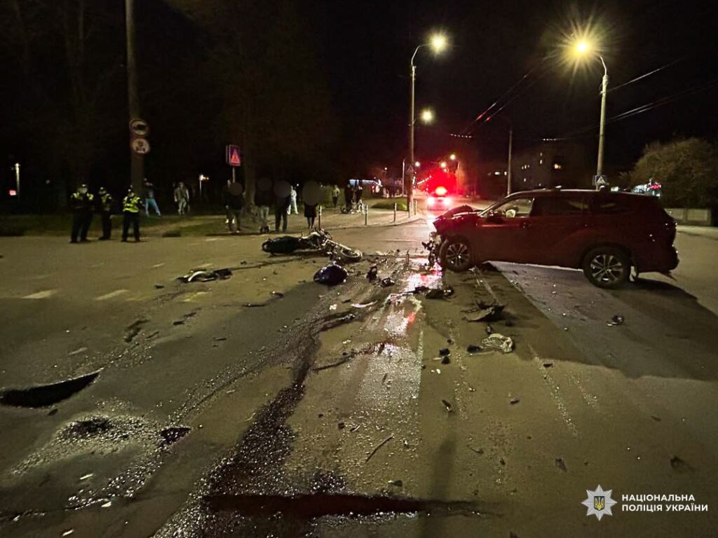 Нічна аварія на Соборній у Рівному: водій у тяжкому стані 2 Рівне дтп