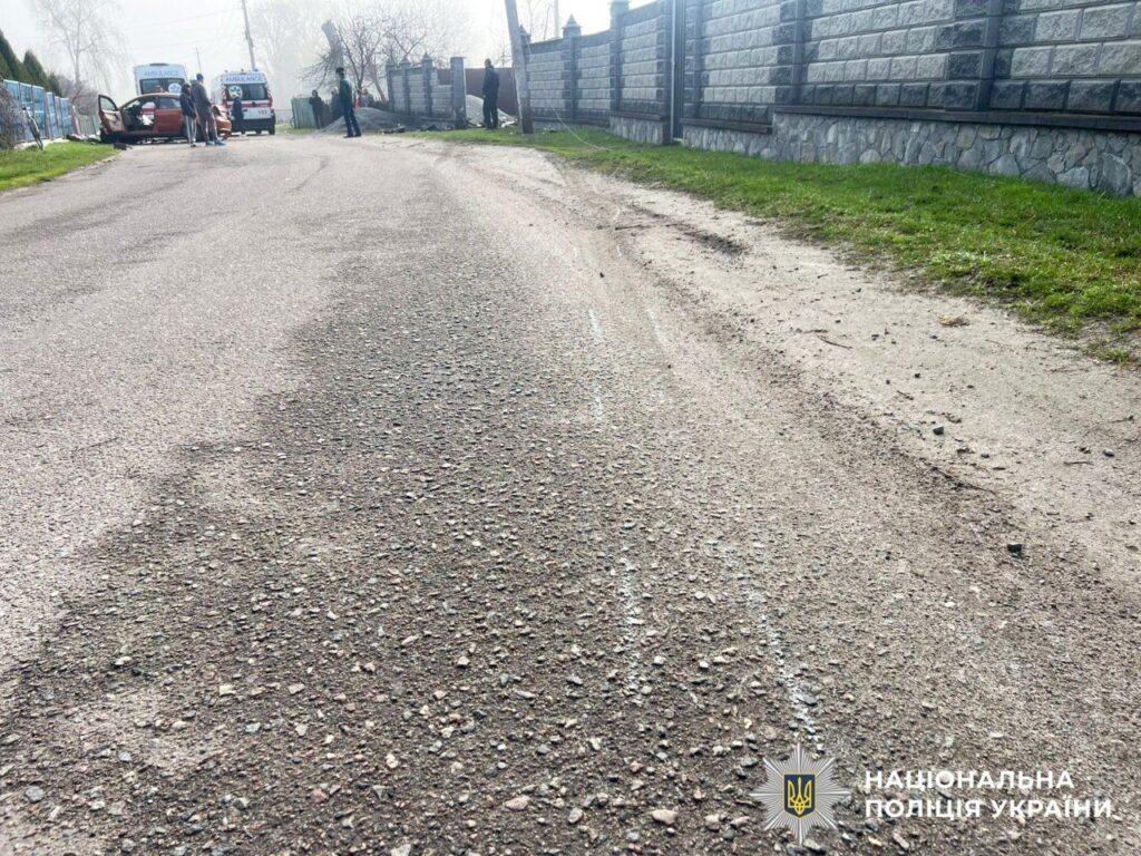 ДТП у Рівненському районі: 22-річна водійка врізалася в електроопору, постраждали сестри 3 Робота поліції на місці ДТП