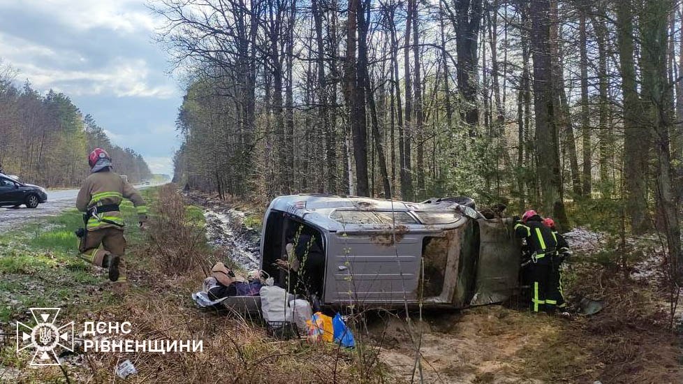 Робота рятувальників на місці ДТП