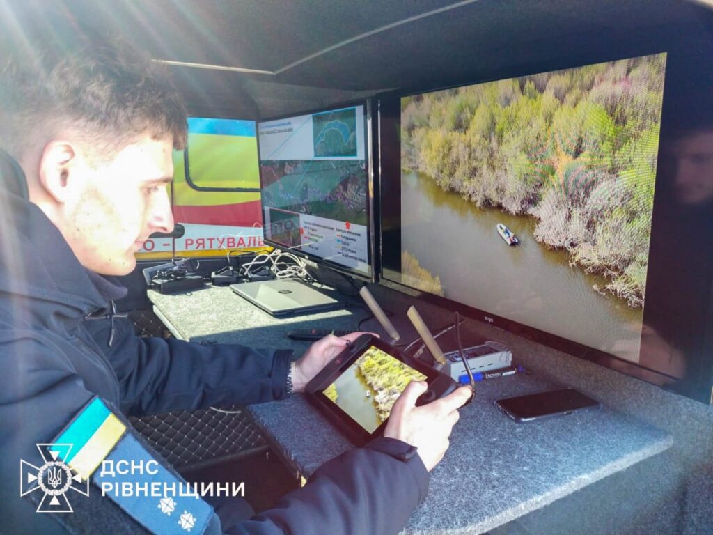 Робота водолазів та техніки