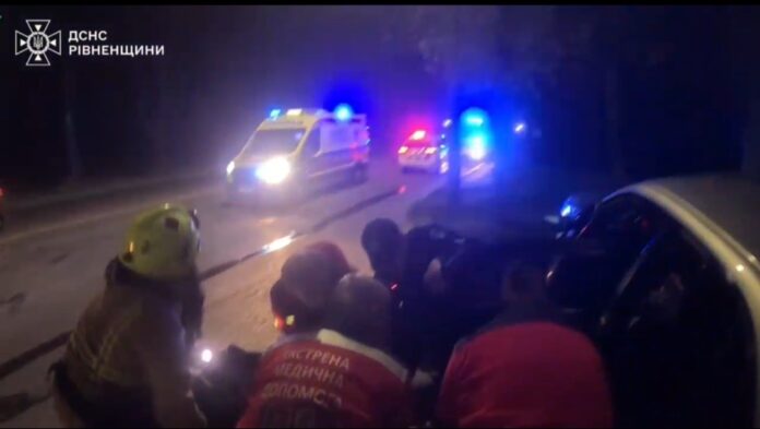 рятувальники деблокували жінку з понівеченого авто ДТП у Рівному