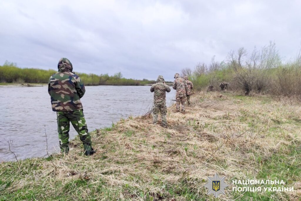 На Рівненщині п'яту добу тривають пошуки 4-річного хлопчика: що відомо на цей час 1 Рятувальники обстежують дно річки спецобладнанням
