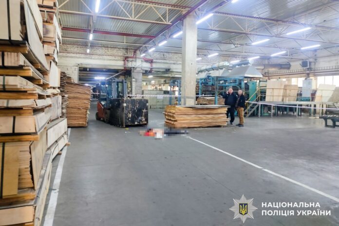 Смерть під колесами навантажувача Смерть під колесами навантажувача