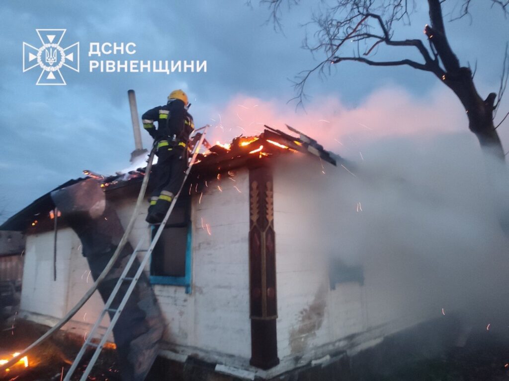 На Рівненщині рятувальники декілька годин гасили масштабну пожежу: є жертви 3 Смертельна пожежа на Рівненщині